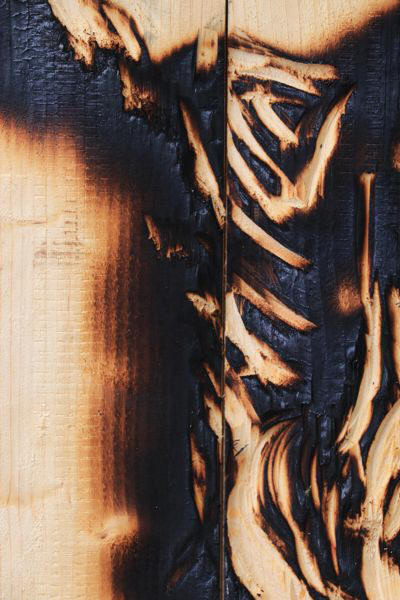 geflammtes Holzrelief